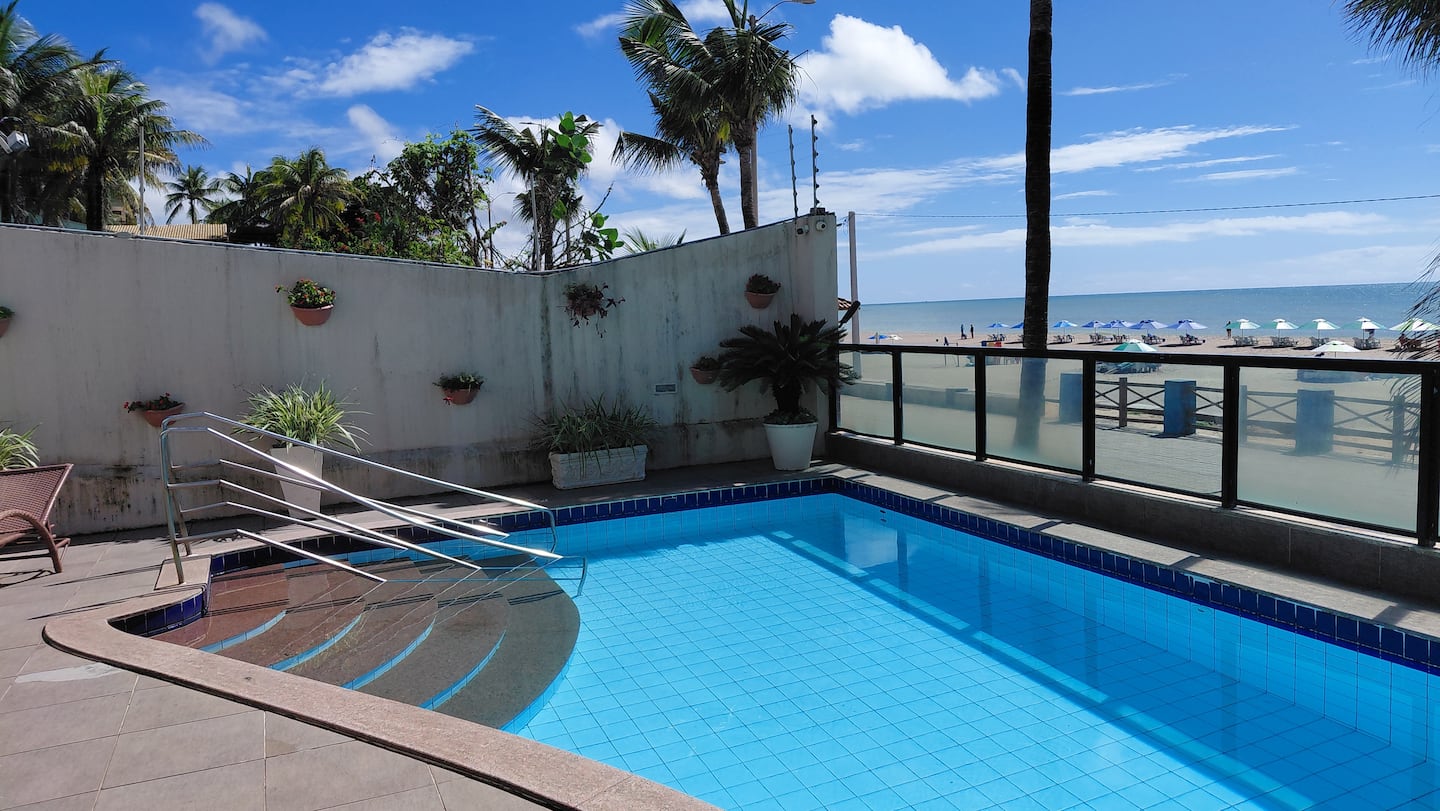 Kings Flat Ponta Negra - Piscina acesso a praia