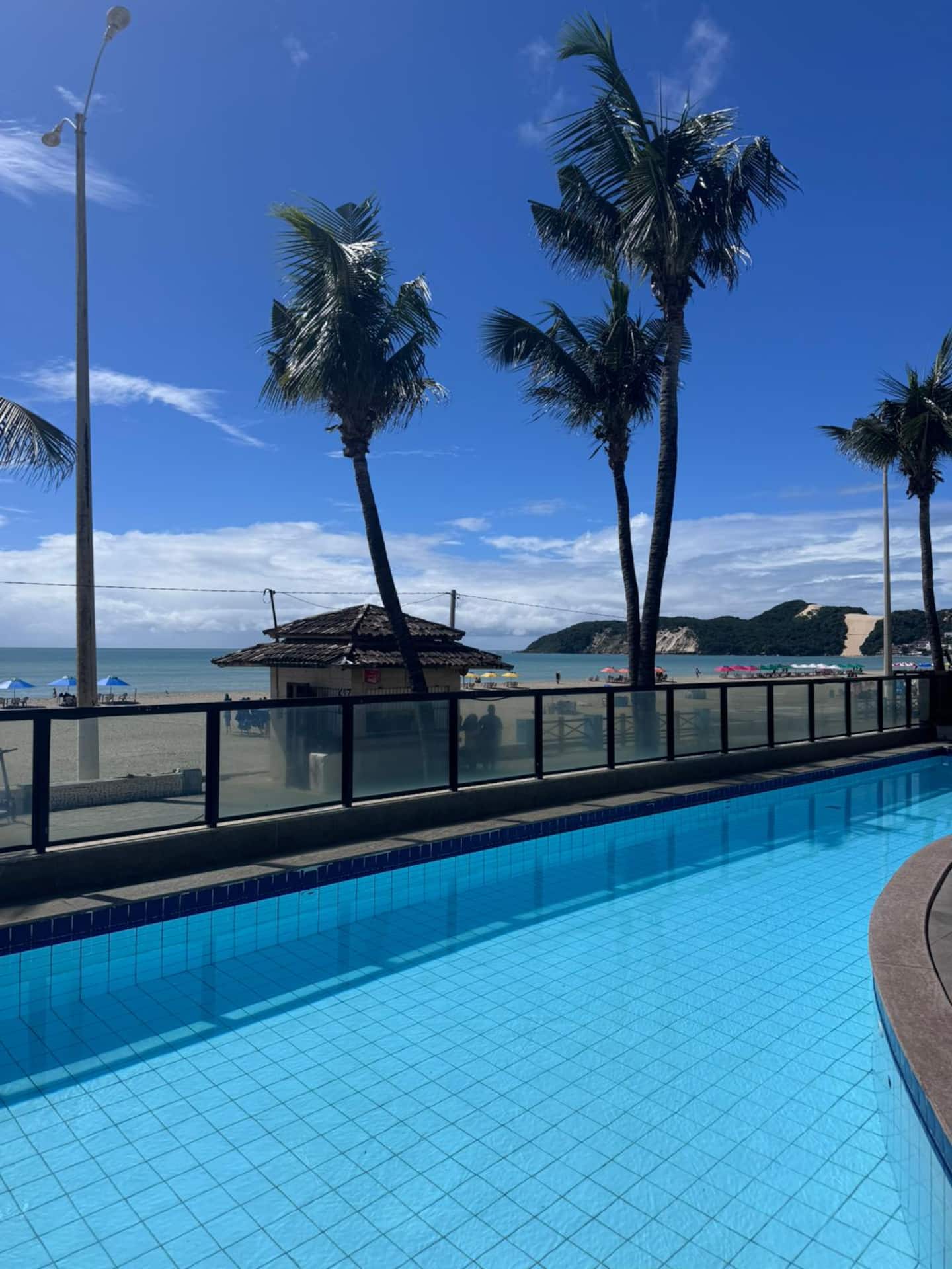 Kings Flat Ponta Negra - Piscina com acesso a praia