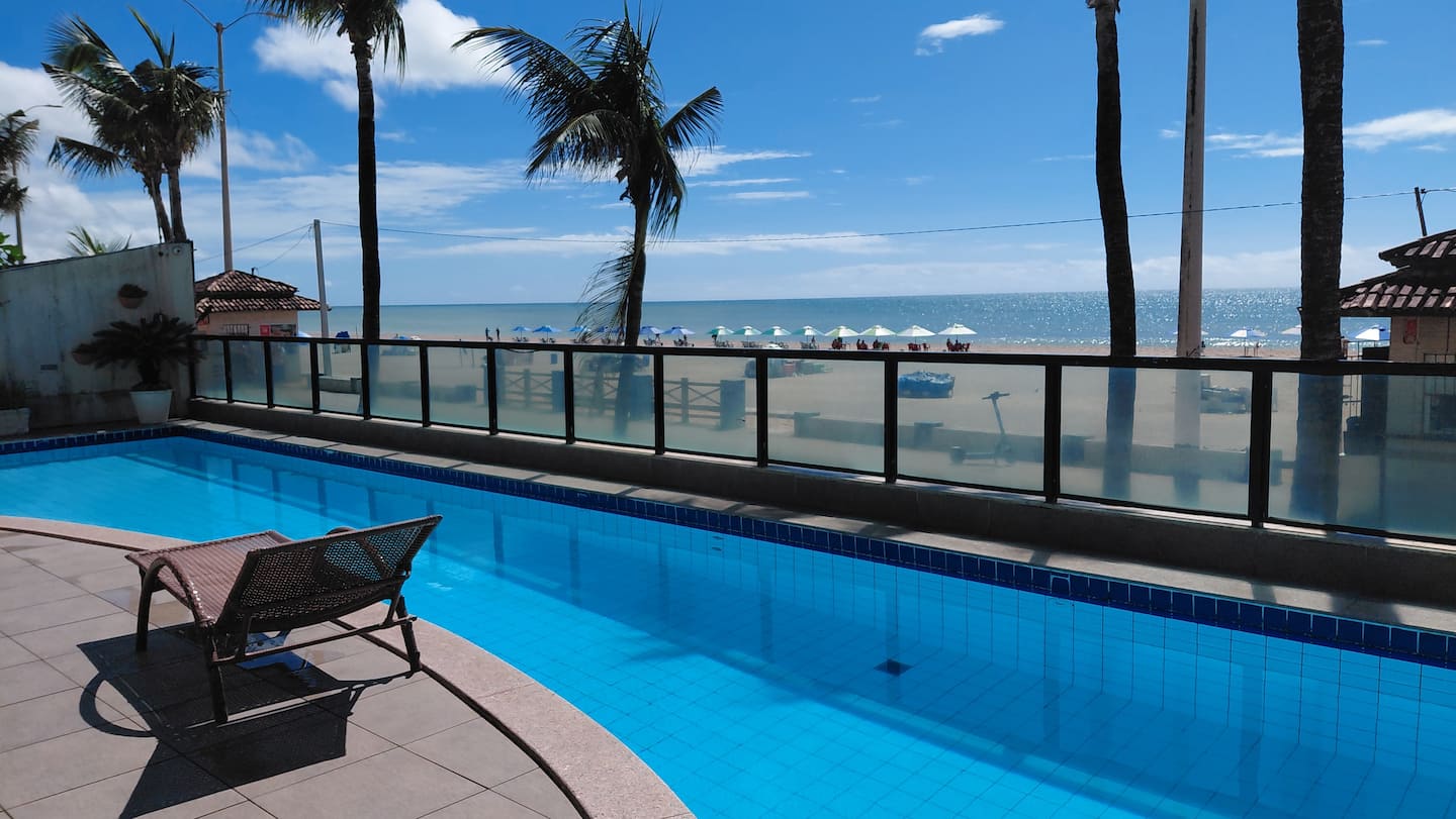 Kings Flat Ponta Negra - Piscina com acesso a praia